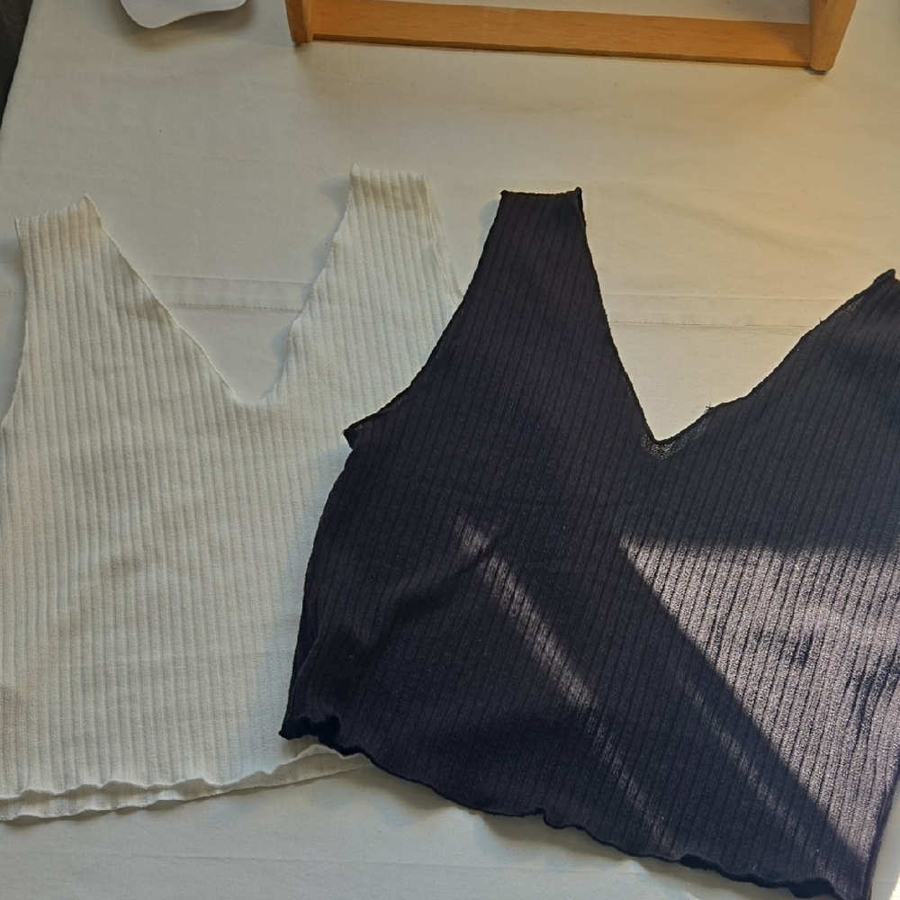 Ribbed V-Neck Women Crop Tops - Black and Cream